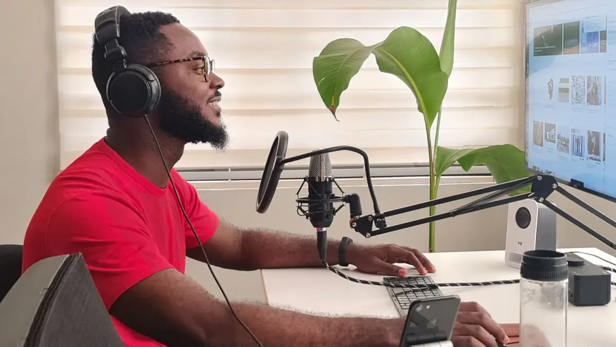 Grabación de podcast corporativo en estudio con micrófono profesional