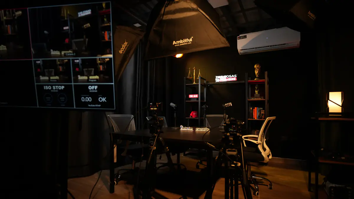 Grabar un podcast en estudio vs en casa