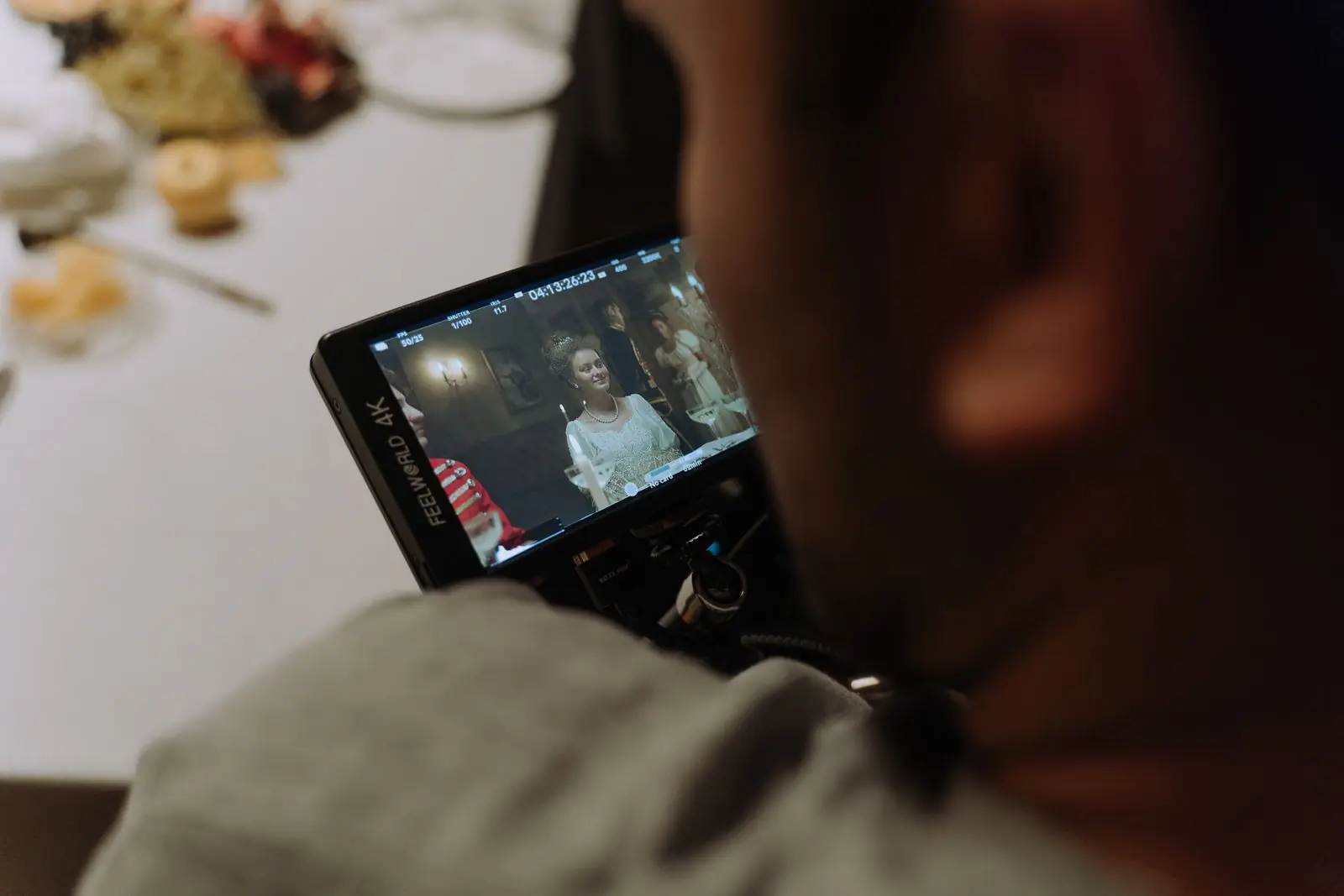 Realizador revisando una escena en el monitor durante una grabación
