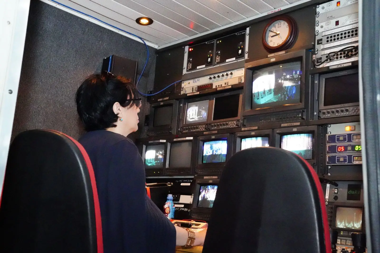 Sala de control de transmisión en vivo con múltiples pantallas
