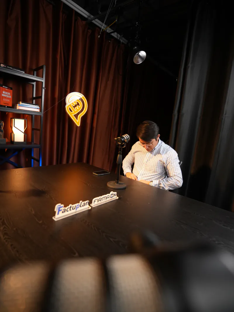 Host grabando un programa en el estudio de La Jungla