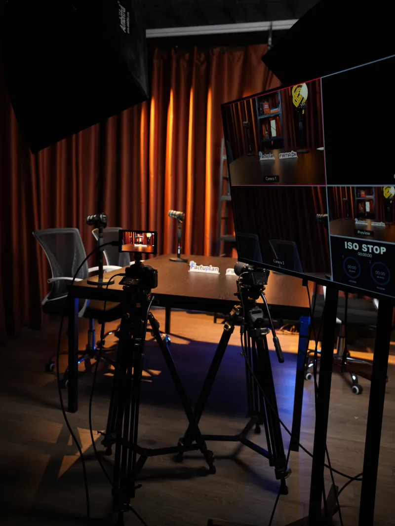 Estudio de grabación con cámaras e iluminación de cine